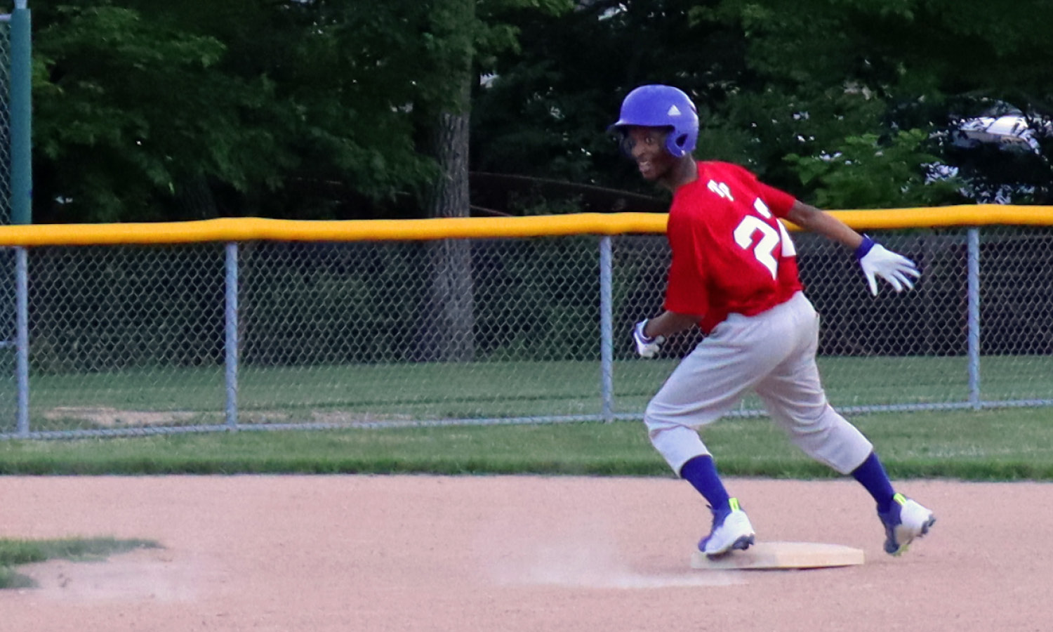 Stingrays athlete runs on the baseball field.